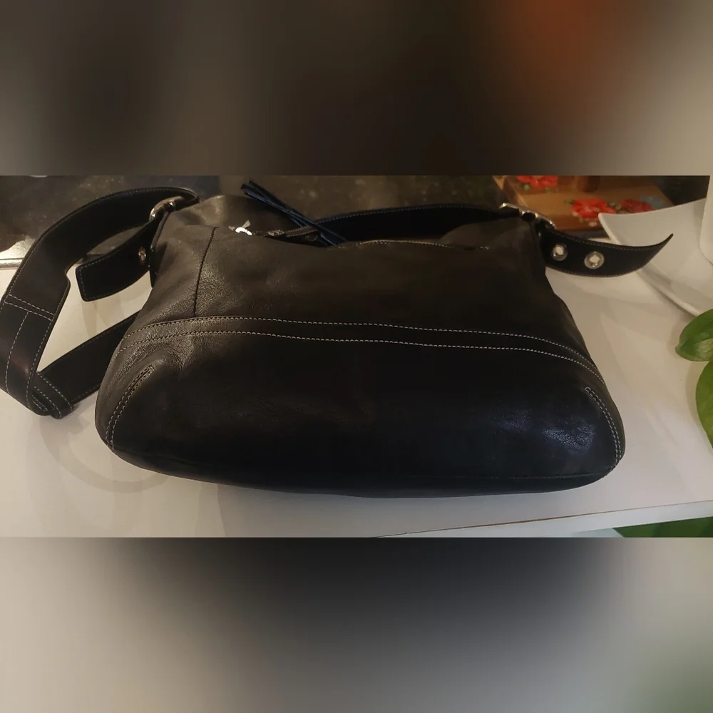 Elegant Black Leather Coach Crossbody - Picture 4 of 16